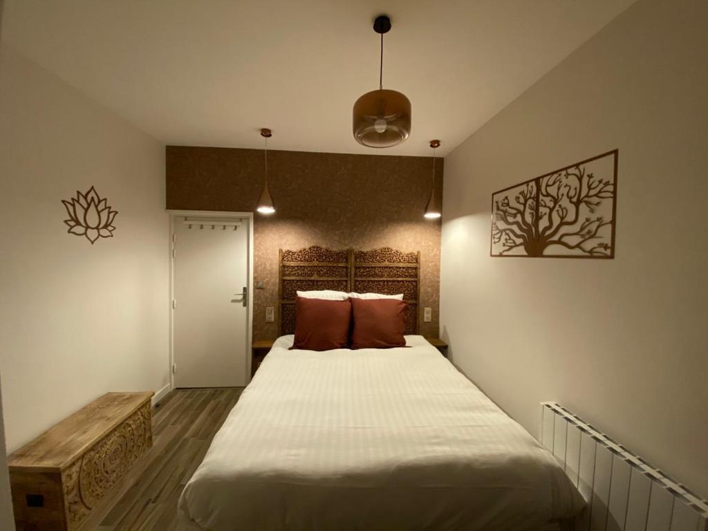 Hotel La Bonne Hotesse Chambon-sur-Lac Habitación foto