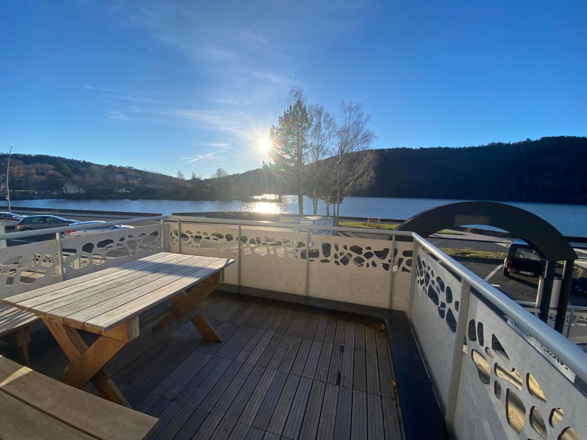 Hotel La Bonne Hotesse Chambon-sur-Lac Exterior foto