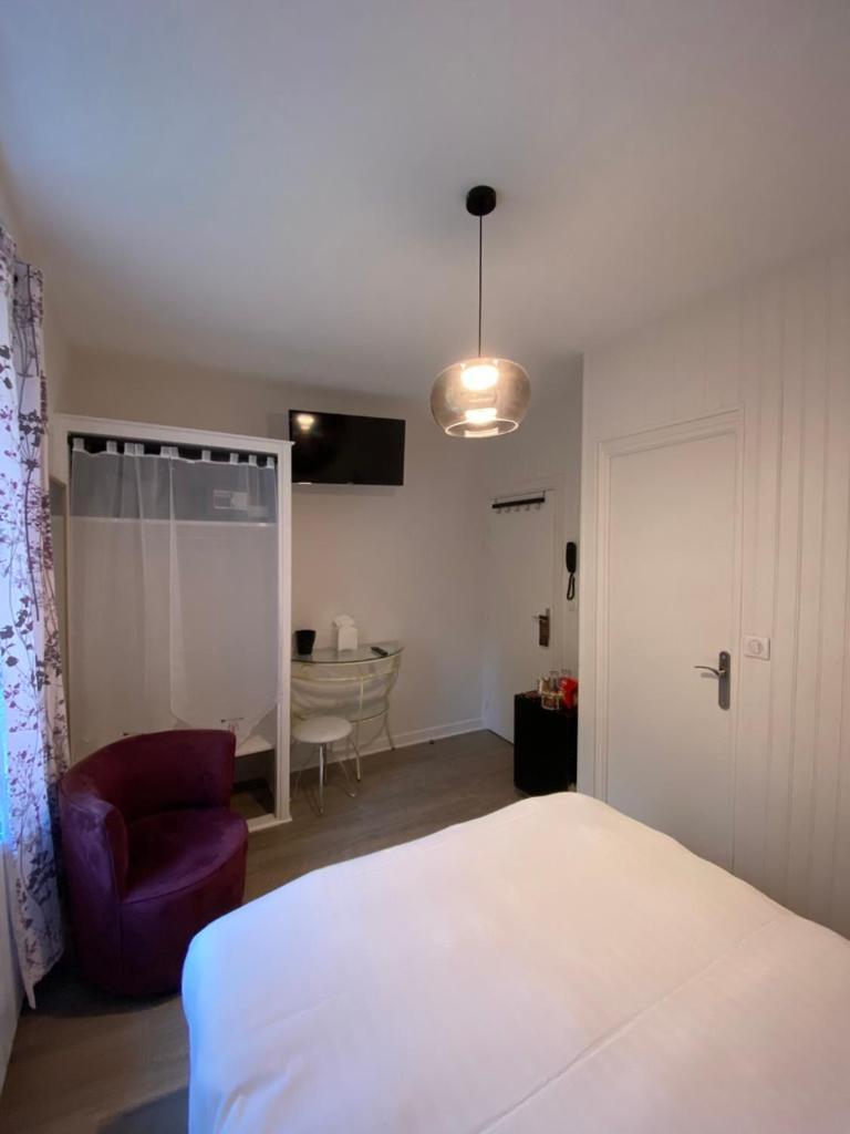 Hotel La Bonne Hotesse Chambon-sur-Lac Habitación foto